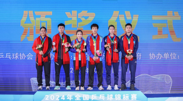 冠军广东队组合林高远（右三）/刘诗雯（左三）在颁奖仪式上