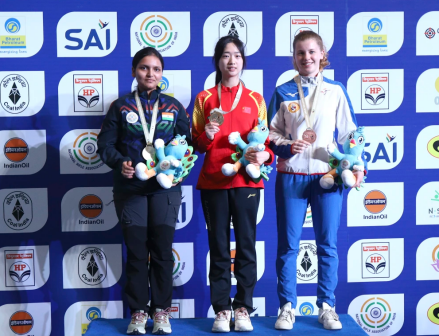 冠军中国选手黄雨婷（中）在女子10米气步枪颁奖仪式上合影