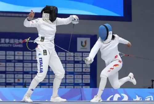 唐君瑶（右）在比赛中