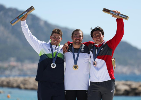 季军新加坡选手马埃德尔（右）在颁奖仪式上