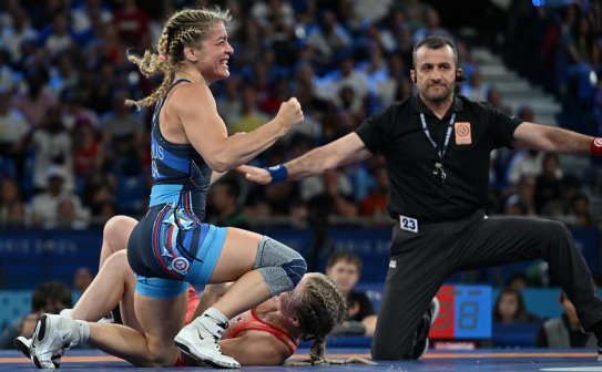 美国选手马洛里斯（左上）和加拿大选手泰勒在比赛中