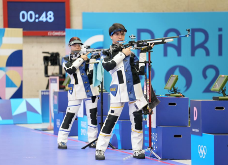 哈萨克斯坦选手亚历山德拉·蕾/伊斯兰·萨特帕耶夫（前）在比赛