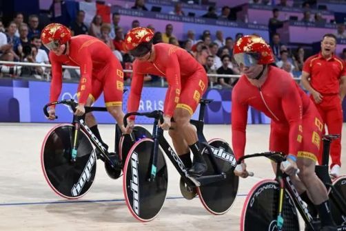 中国队选手周瑜（中）、刘琦（左）、郭帅在比赛中