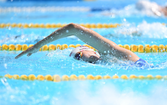 中国选手张明煜在游泳比赛中