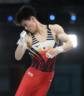 日本队选手桥本大辉在自由体操男子全能比赛中