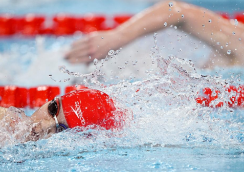 中国队第一棒选手杨浚瑄在比赛中