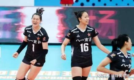 王云蕗在北京女排（左一） 