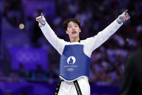 韩国选手李多彬庆祝获胜