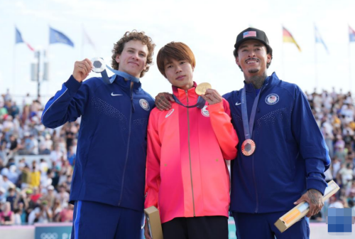 亚军美国选手贾格尔·伊顿（左）在颁奖仪式上合影