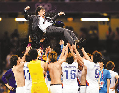 奥运摘铜，与队员欢庆