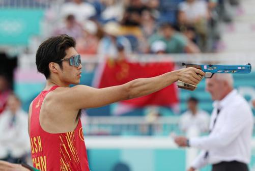 中国选手李澍寰在激光跑比赛前练习