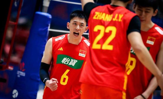 俞元泰（左一）