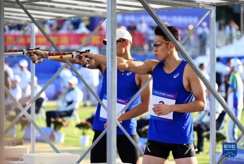罗帅（右）在现代五项男子个人赛激光跑比赛中射击