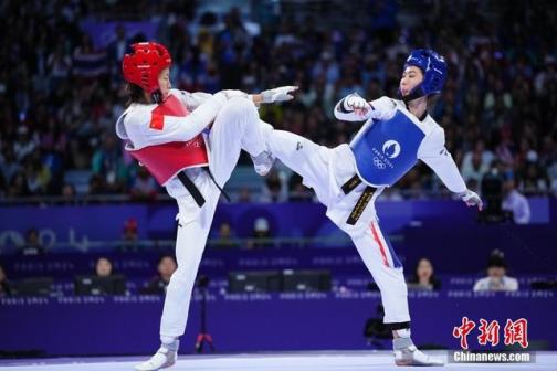 郭清（左）和巴尼巴·翁巴达那吉在比赛中