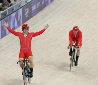 河北运动员郭帅挥手向观众致意