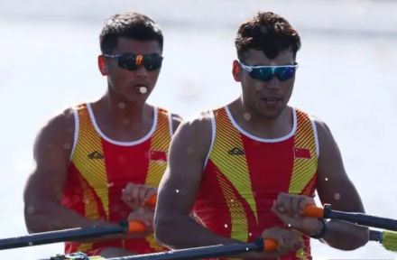 阿迪里江·苏里坦（右）参加巴黎奥运会男子赛艇双人双桨复活赛