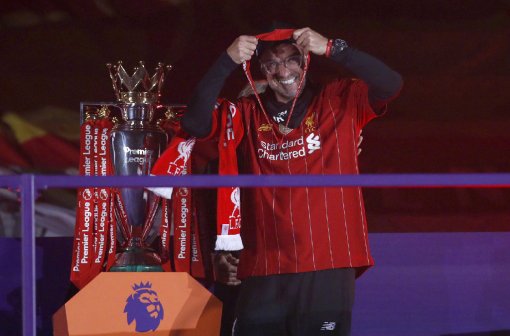 佩戴英超冠军奖牌