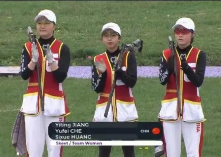 江伊婷获2022年世锦赛女子团体季军（右）