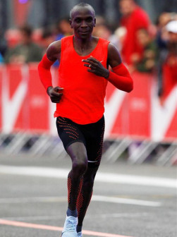 基普乔格在“耐克破两小时计划”马拉松挑战中奔跑