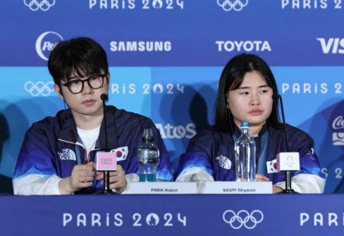 亚军韩国组合金智贤/朴是晙（右）在赛后新闻发布会上