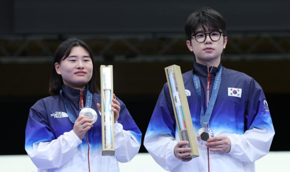 韩国选手金智贤（左）/朴是晙