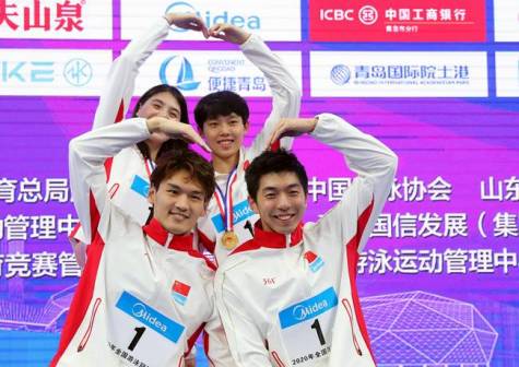 前排（右）闫子贝