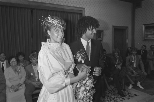 与第一任妻子伊沃内