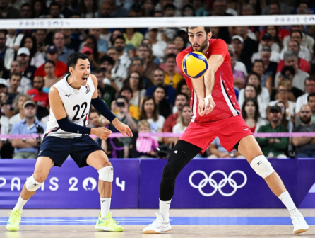 美国队球员拉塞尔（右）在比赛中