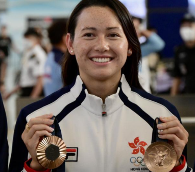 季军中国香港选手何诗蓓在颁奖仪式后