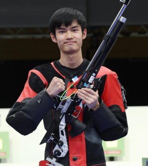 盛李豪庆祝夺冠