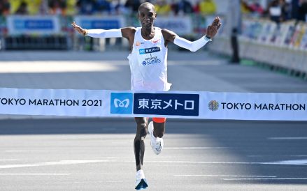 基普乔格在2022年东京马拉松赛撞线