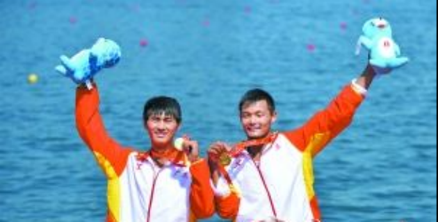 刘治宇（左）2013全运会赛艇男子2000米双人双桨决赛夺冠