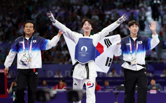 韩国选手李多彬庆祝获胜