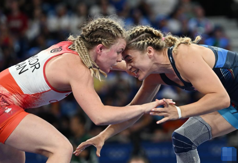 美国选手马洛里斯（右）和加拿大选手泰勒在比赛中