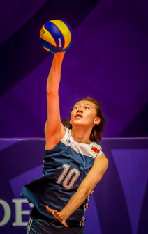 王艺竹在2019年U20世锦赛上发球