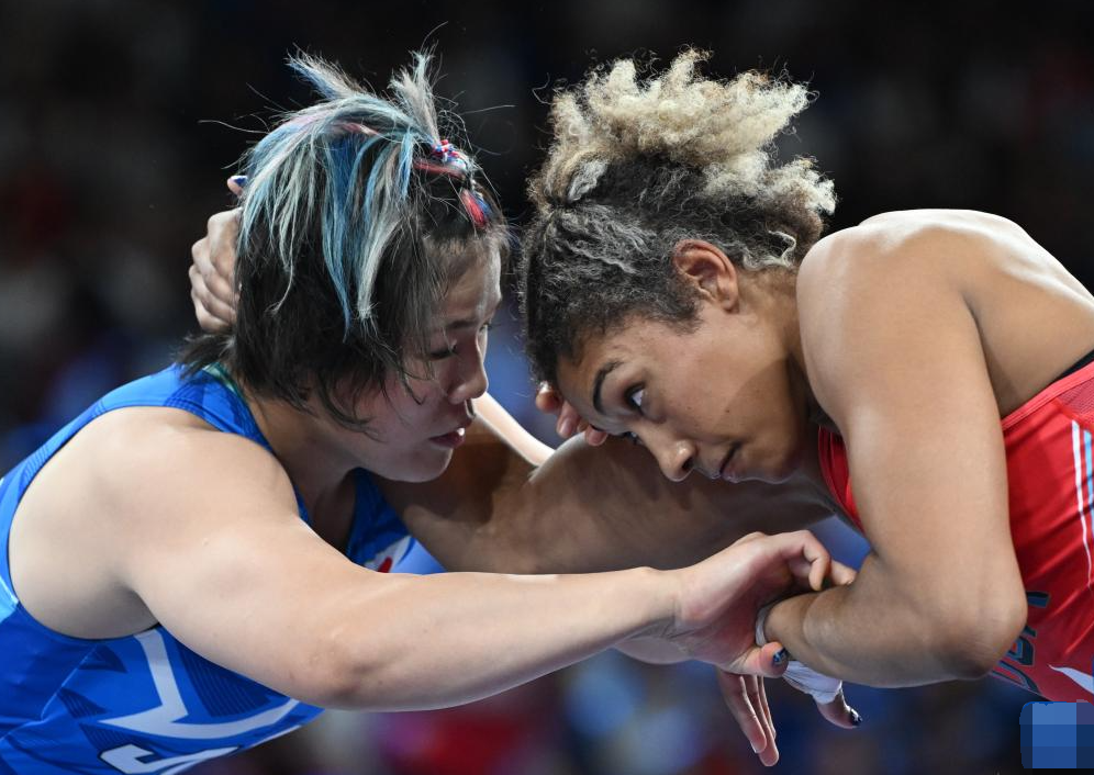 日本选手镜优翔（蓝）与美国选手布莱兹在比赛中