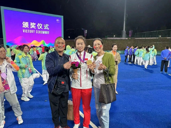 杨榴（中）和父母在杭州亚运会留影