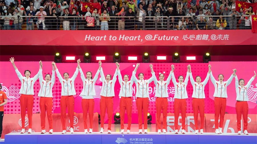 2023年，丁霞（右三）帮助中国女排夺得杭州亚运会女排冠军