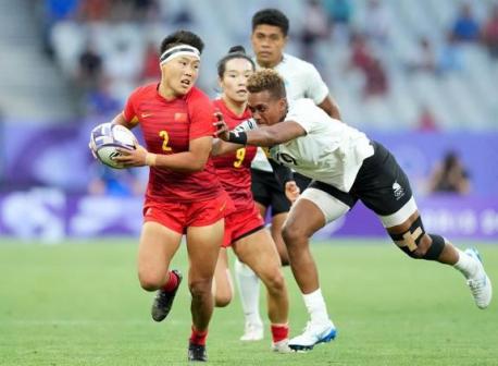 中国队球员闫美玲（前左）在比赛中