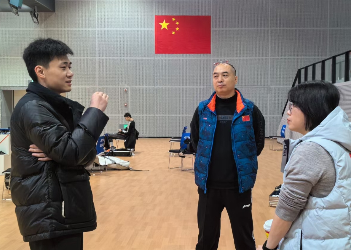 刘宇坤（左）与教练秦国富（中）