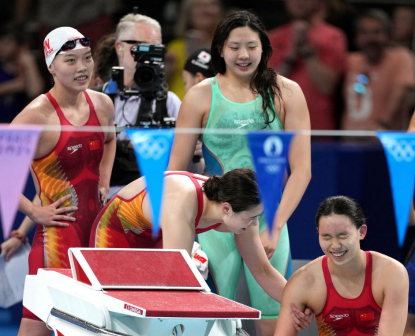 中国队选手万乐天、张雨霏、唐钱婷、杨浚瑄（从左至右）在比赛后