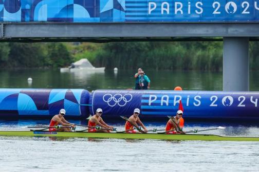 中国组合陈云霞、张灵、吕扬、崔晓桐（从左至右）在比赛中