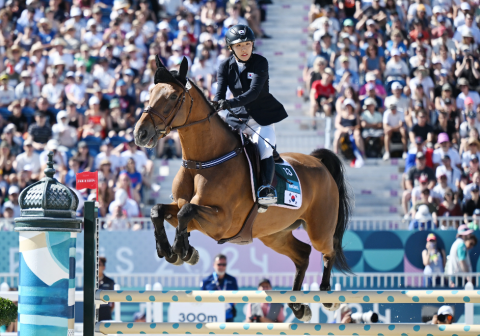 韩国选手成承民在马术场地障碍赛中