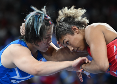 日本选手镜优翔（蓝）与美国选手布莱兹在比赛中