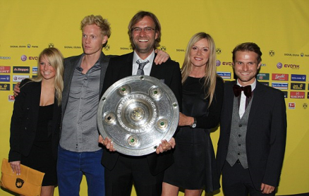 左起依次为丹尼斯女友、丹尼斯、克洛普、乌拉、马尔克