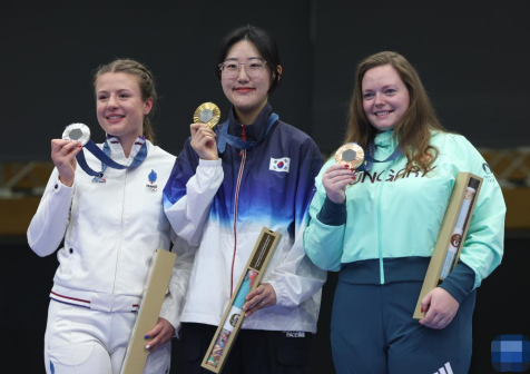 冠军韩国选手梁智仁（中）在颁奖仪式上