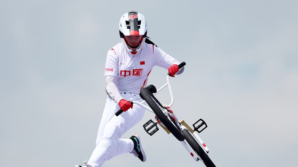 邓雅文在2024年巴黎奥运会自由式小轮车，摘得女子公园赛桂冠 