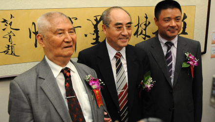 庄则栋晚年与友人留影（2012年）