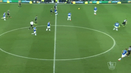 不停球直接挑射破门