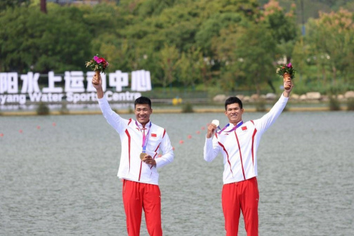 卜廷凯（左）搭档王丛康获得杭州亚运男子500米双人皮艇冠军